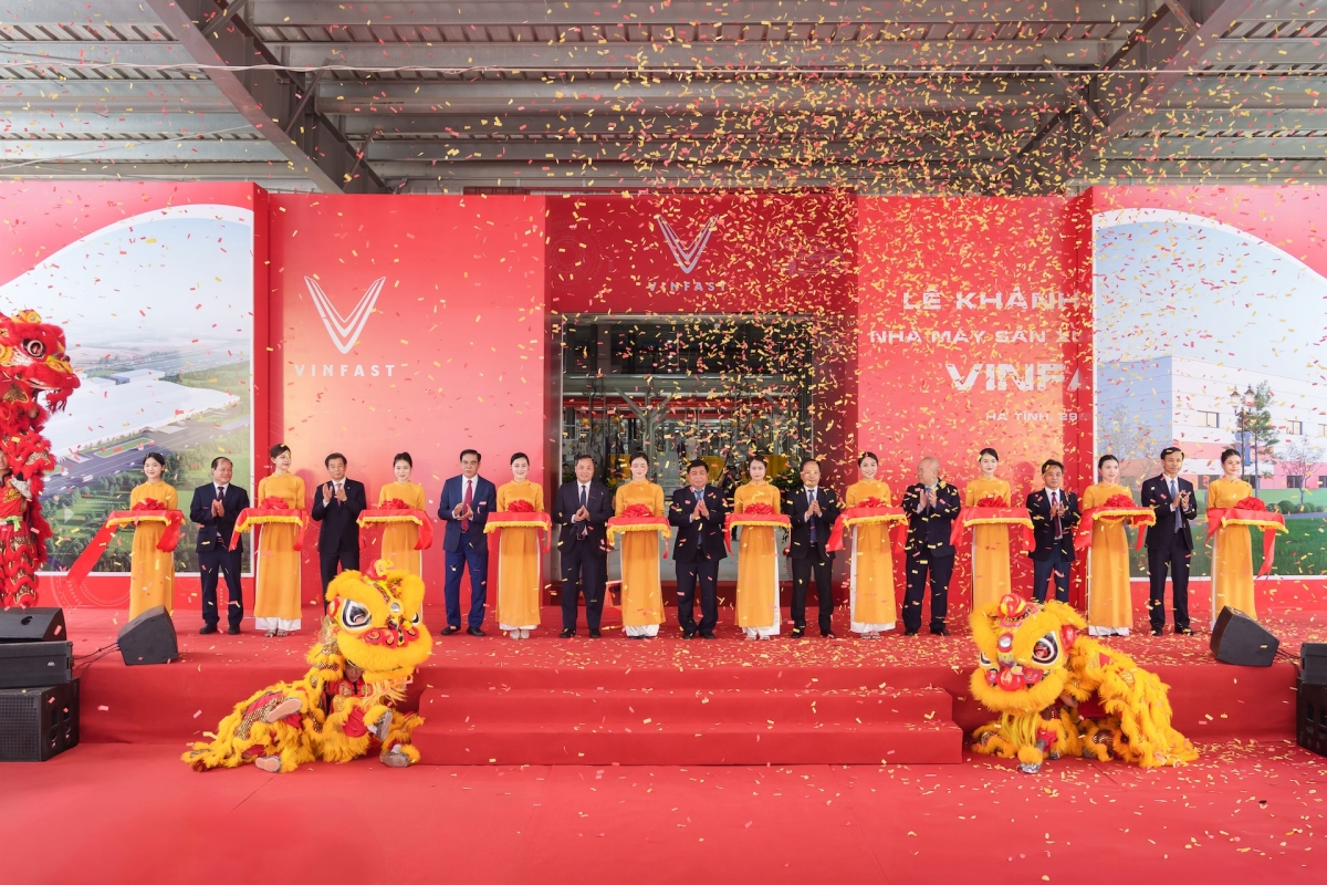 Lễ khánh thành nhà máy sản xuất ô tô điện VinFast Hà Tĩnh có sự tham dự của Phó Thủ tướng Chính phủ Nguyễn Chí Dũng, cùng các lãnh đạo, nguyên lãnh đạo cấp cao của Đảng, Nhà nước và tỉnh Hà Tĩnh. (Ảnh: Các đại biểu cắt băng khánh thành Nhà máy sản xuất ô tô điện VinFast Hà Tĩnh)