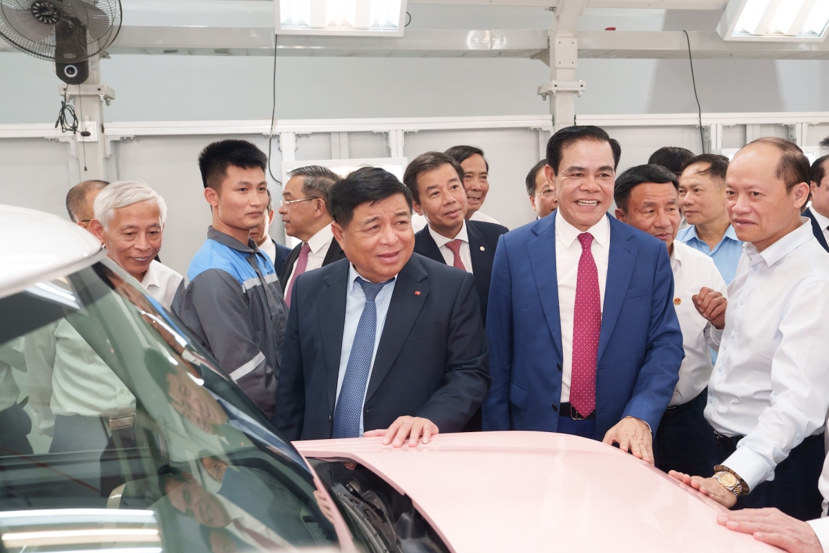 Phó Thủ tướng Nguyễn Chí Dũng ấn tượng khi tham quan dây chuyền sản xuất tại Nhà máy ô tô điện VinFast Hà Tĩnh.