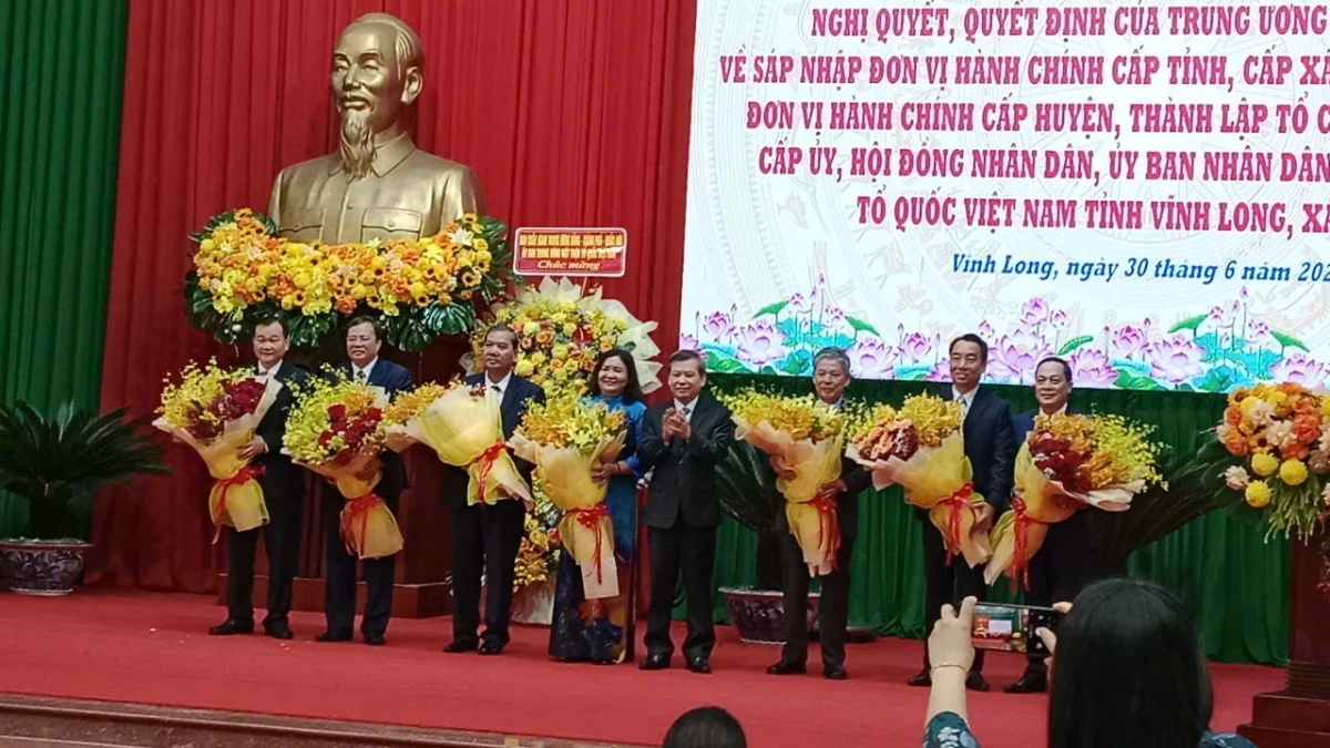 Ông Lê Minh Trí, Bí thư Trung ương Đảng, Chánh án Tòa án nhân dân tối cao tặng hoa chúc mừng các đồng chí Lãnh đạo tỉnh Vĩnh Long mới
