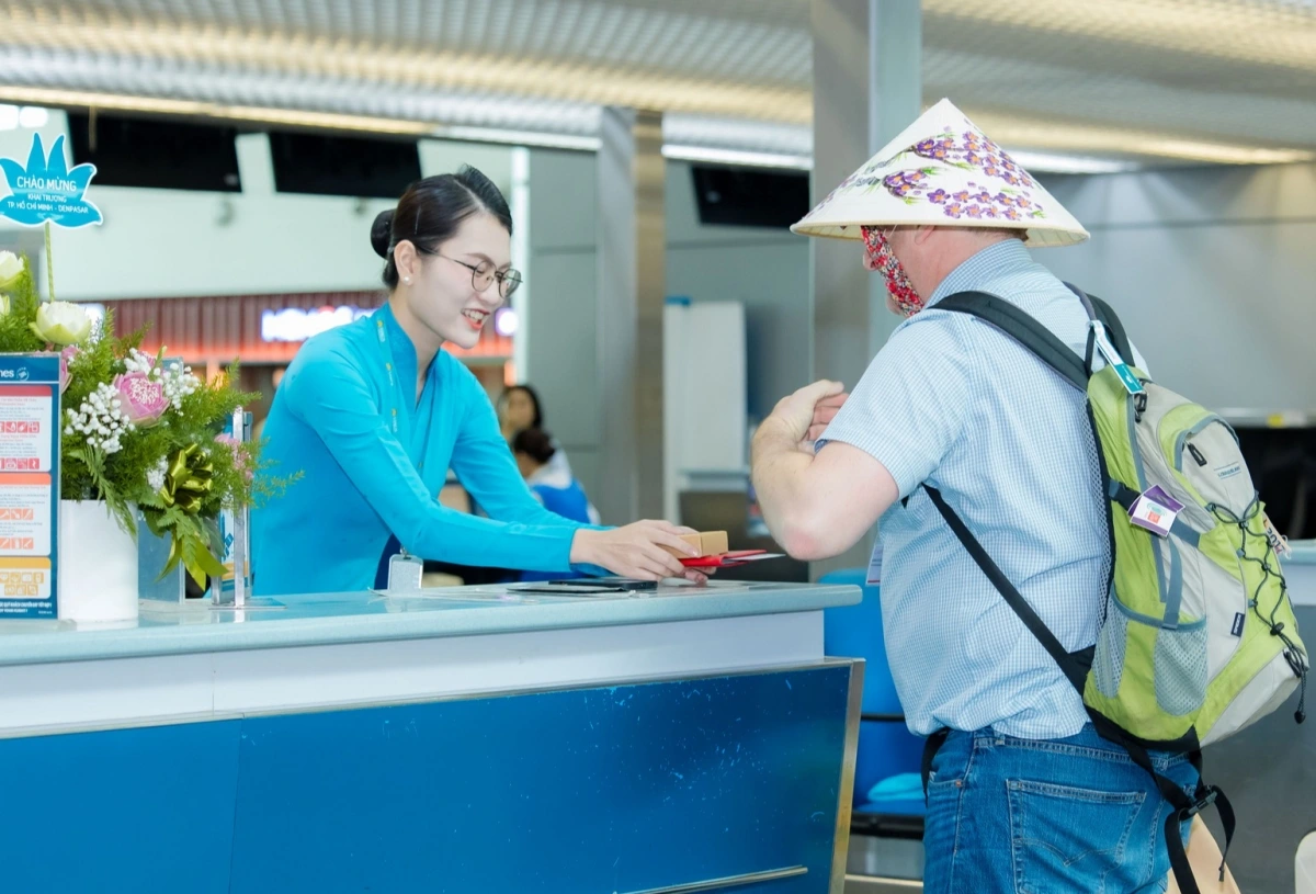 Hành khách chuyến bay khai trương TP.HCM - Denapsar làm thủ tục tại quầy checkin.
