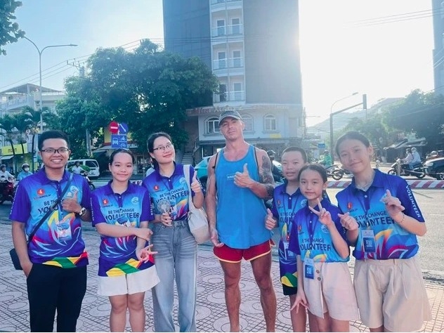 Young volunteers in Nha Trang City are promoting local tourism destinations and assisting foreign visitors.