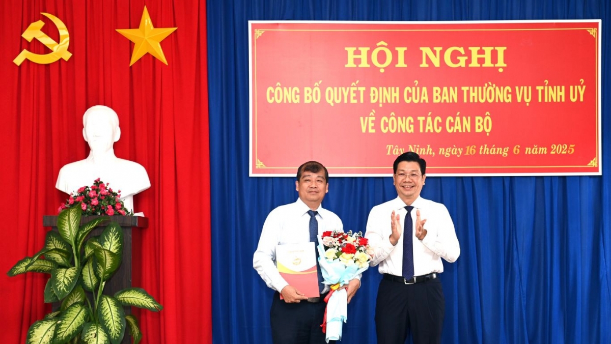 Ông Nguyễn Mạnh Hùng, Bí thư Tỉnh ủy Tây Ninh (phải) trao quyết định cho ông Võ Đức Trong (ảnh Báo Tây Ninh)