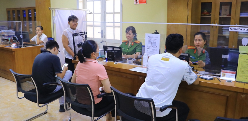 Người dân đến bộ phận tiếp nhận hồ sơ của Công an tại Trung tâm Phục vụ hành chính công để làm thủ tục cấp thẻ Căn cước. Ảnh: KT.