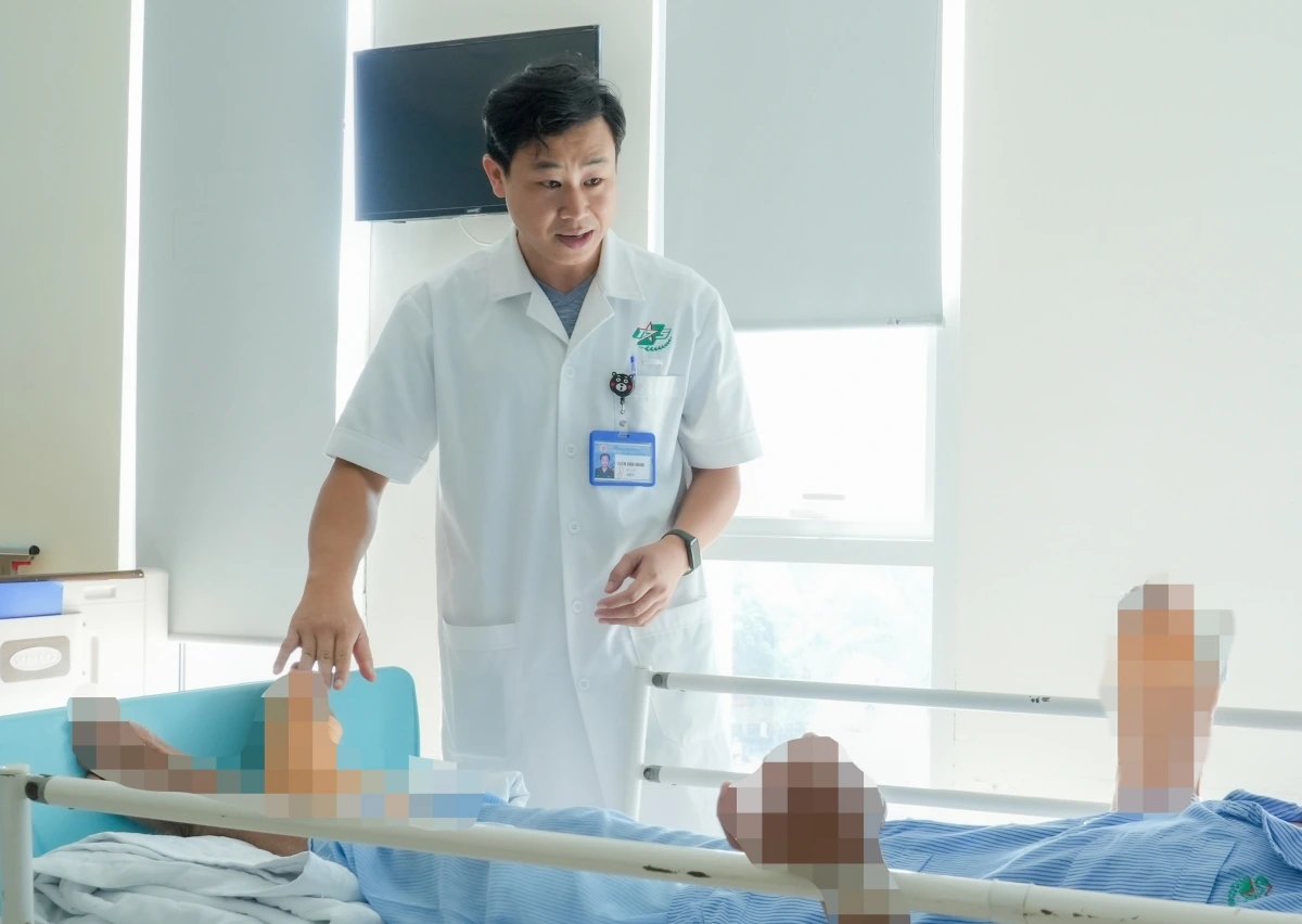 BSCK II Thân Văn Hùng, Phó Chủ nhiệm Khoa bỏng – vi phẫu tạo hình, Bệnh viện Quân y 175 thăm khám cho nữ bệnh nhân mắc hội chứng Lyell hiếm gặp. (Ảnh: BVCC)