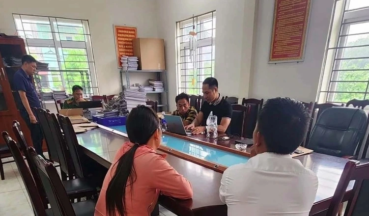 Hai người Mông, được cho là nạn nhân trong vụ việc bị taxi "chặt chém" trong lúc đưa con đi khám bệnh về đã quay lại Hà Nội để trình báo công an