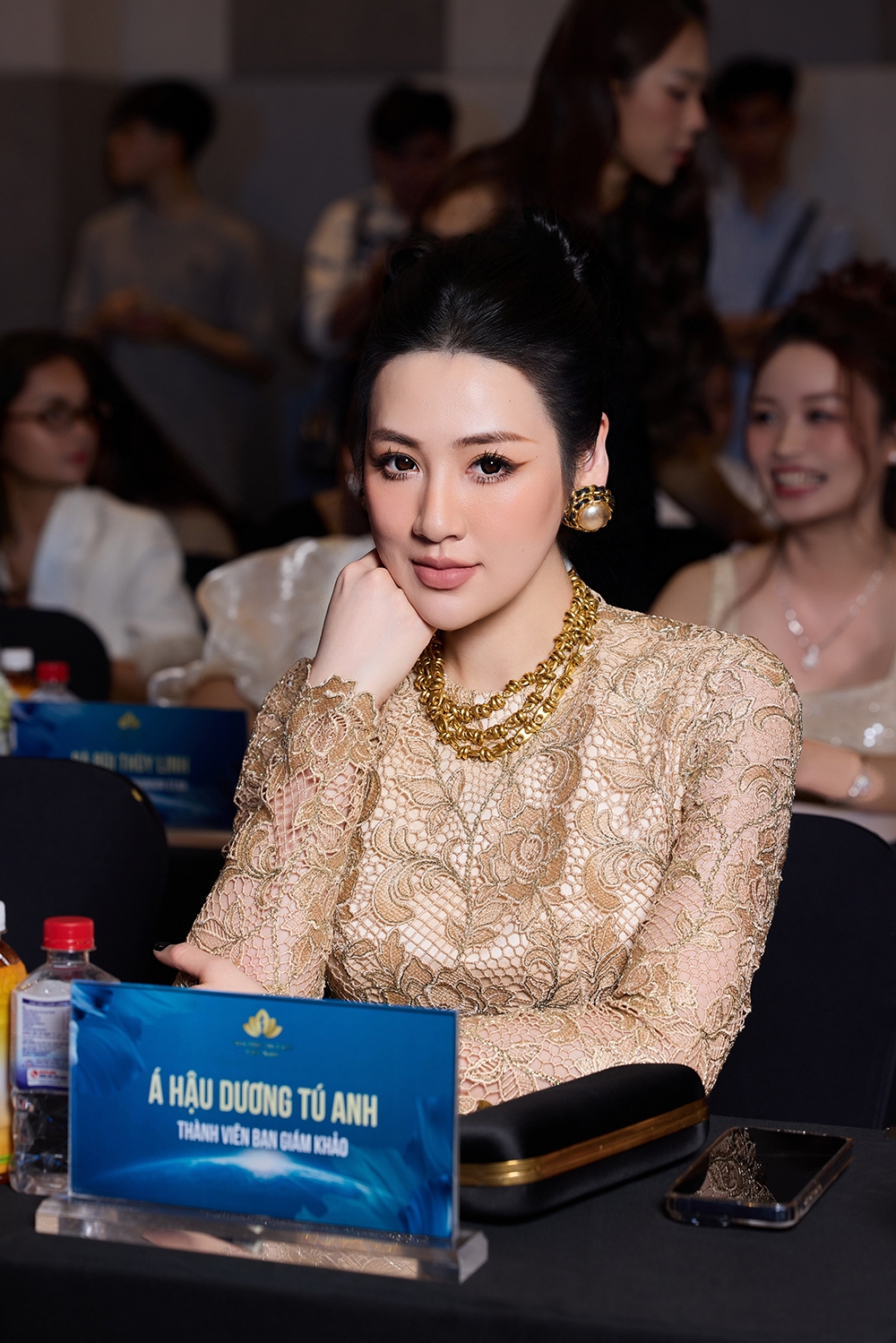 Á hậu Dương Tú Anh ngồi ghế giám khảo