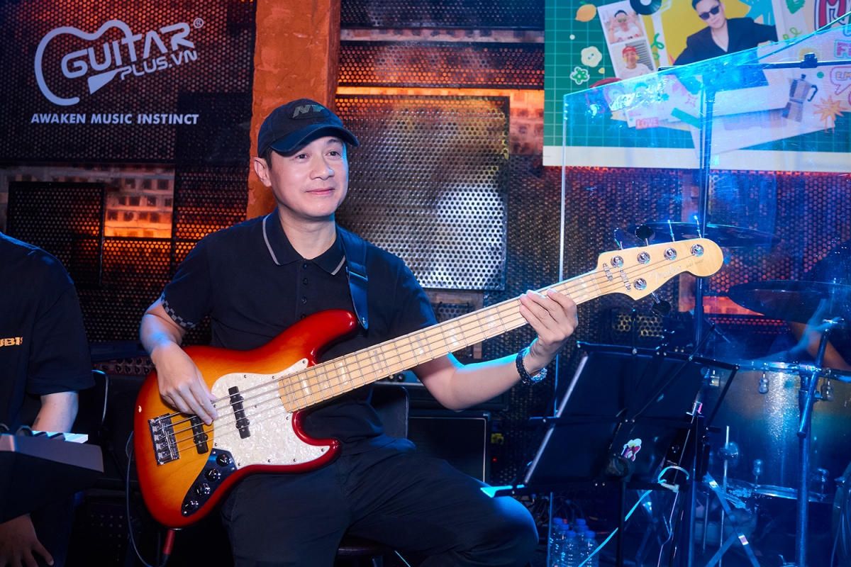 MC Anh Tuấn đệm bass cho Tiến Đạt