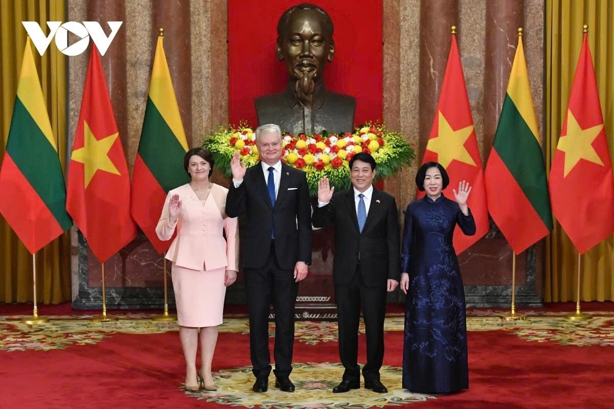 The two Presidents and their spouses pose for a group photo.