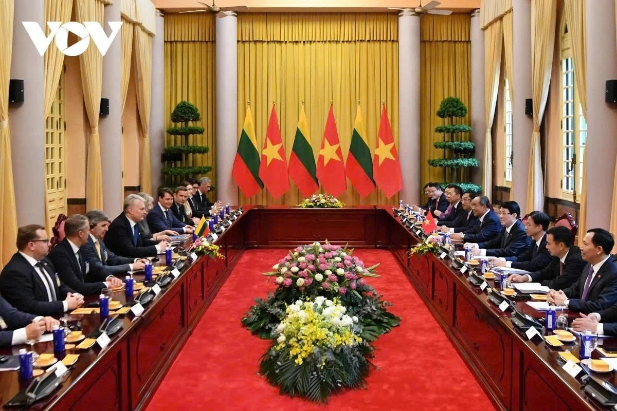Immediately after the welcome ceremony, the two Presidents lead the countries’ high-ranking delegations to convene talks.