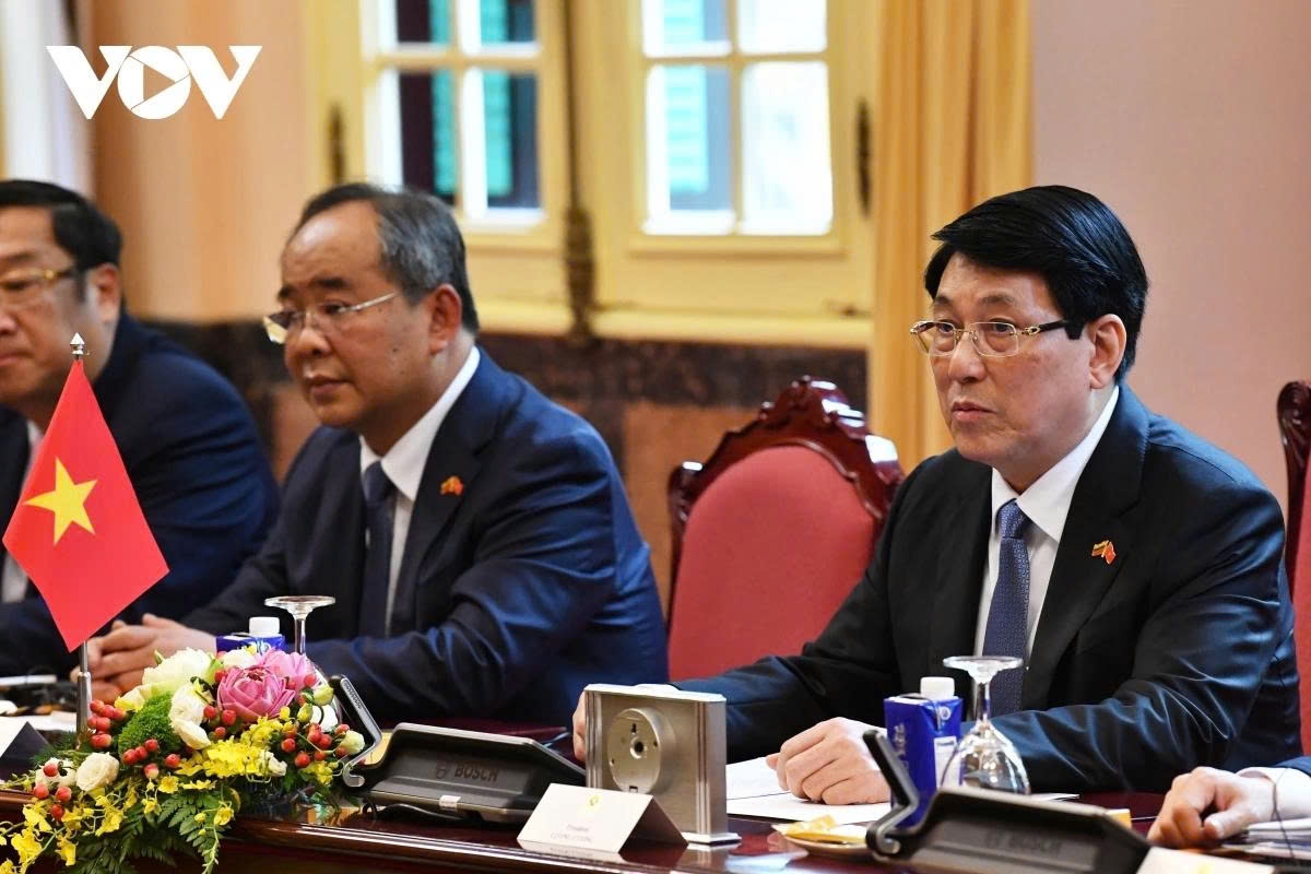 President Luong Cuong welcomes President Gitanas Nauseda and his spouse to Vietnam for an official visit.