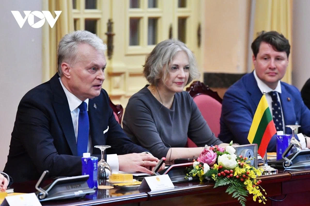 The Lithuanian President shows sincere thanks for the warm welcome given by the Vietnamese President in Hanoi.