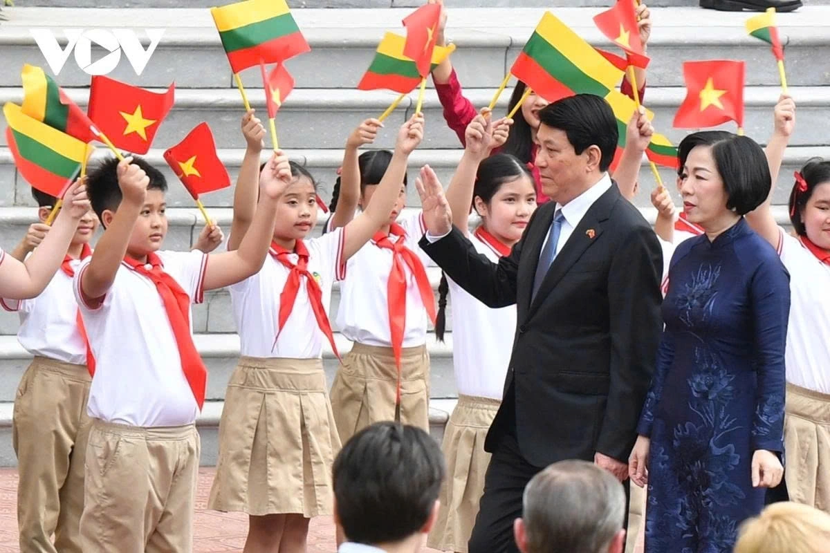 The Vietnamese President and his spouse prepare to host a welcome ceremony for the Lithuanian leader and his spouse.