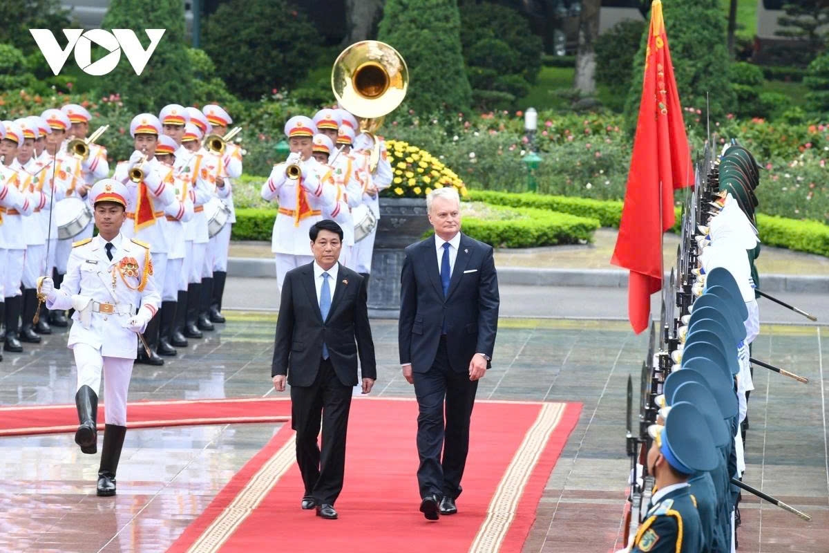 President Luong Cuong invites his Lithuanian counterpart Gitanas Nauseda to review the guard of honour of the Vietnam People's Army.