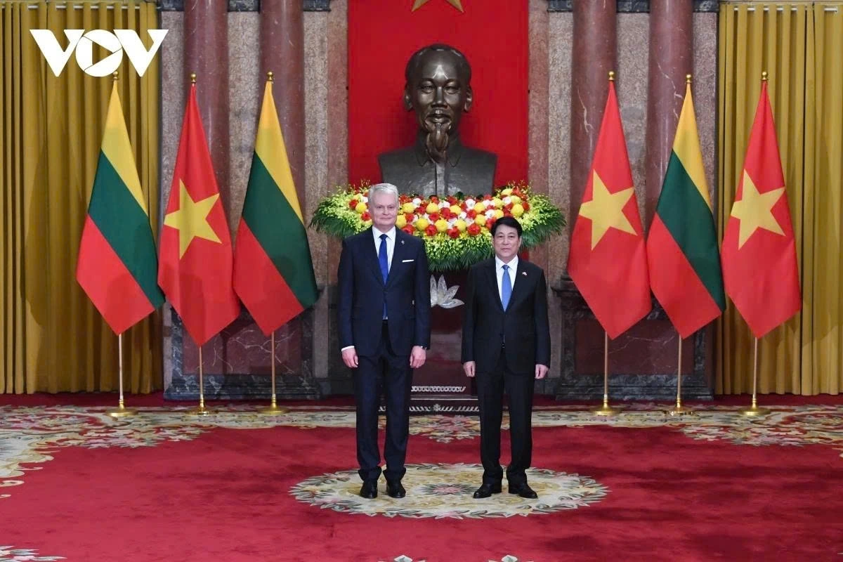 President Luong Cuong (R) and President Gitanas Nauseda pose for a group photo ahead of their talks.