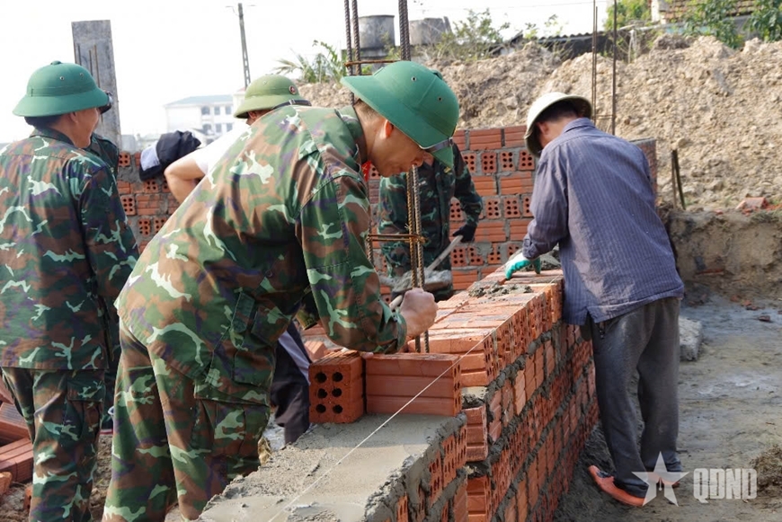 Cán bộ, chiến sĩ Ban CHQS huyện Thạch Hà tham gia xây dựng nhà ở cho người dân trên địa bàn.