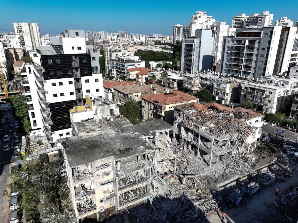 Các tòa nhà bị thiệt hại sau cuộc tấn công bằng tên lửa từ Iran vào Israel. (Ảnh: Reuters)
