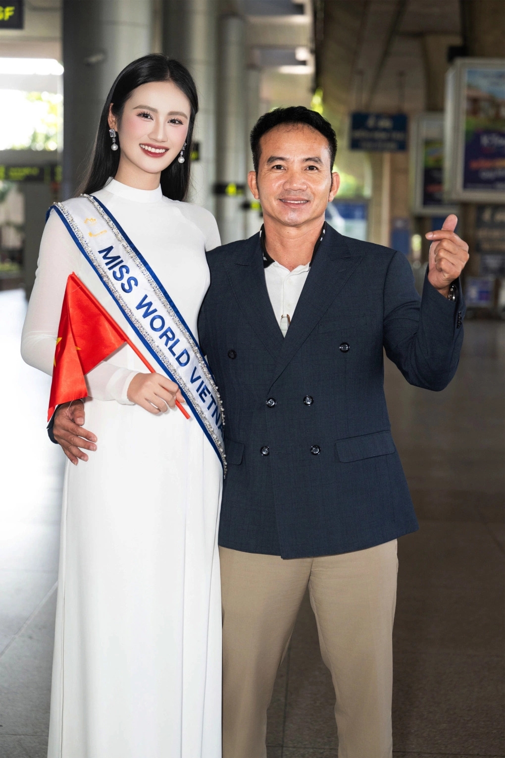 Sao Việt 16/6: Ông Huỳnh Tấn Nguyên (53 tuổi) - bố Ý Nhi - chia tay mẹ cô đã 4 năm, sống cảnh "gà trống" nuôi dạy ba con. Hoa hậu Ý Nhi cho biết cô mong bố sớm tìm được tình yêu mới để có người bầu bạn, chăm lo, chia sẻ cuộc sống.