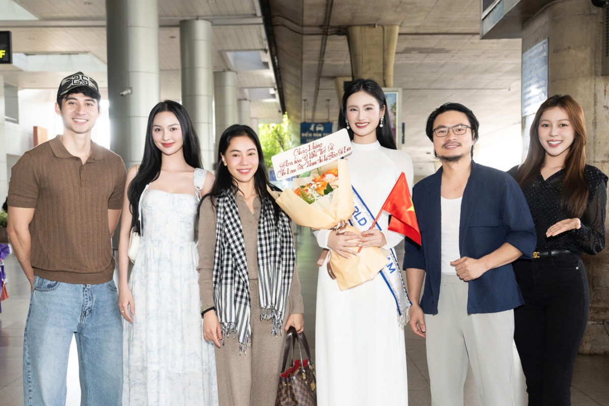 Hoa hậu Kiều Duy, Á hậu Cẩm Ly và đạo diễn Hoàng Nhật Nam đón đợi sự trở về của Ý Nhi. 
