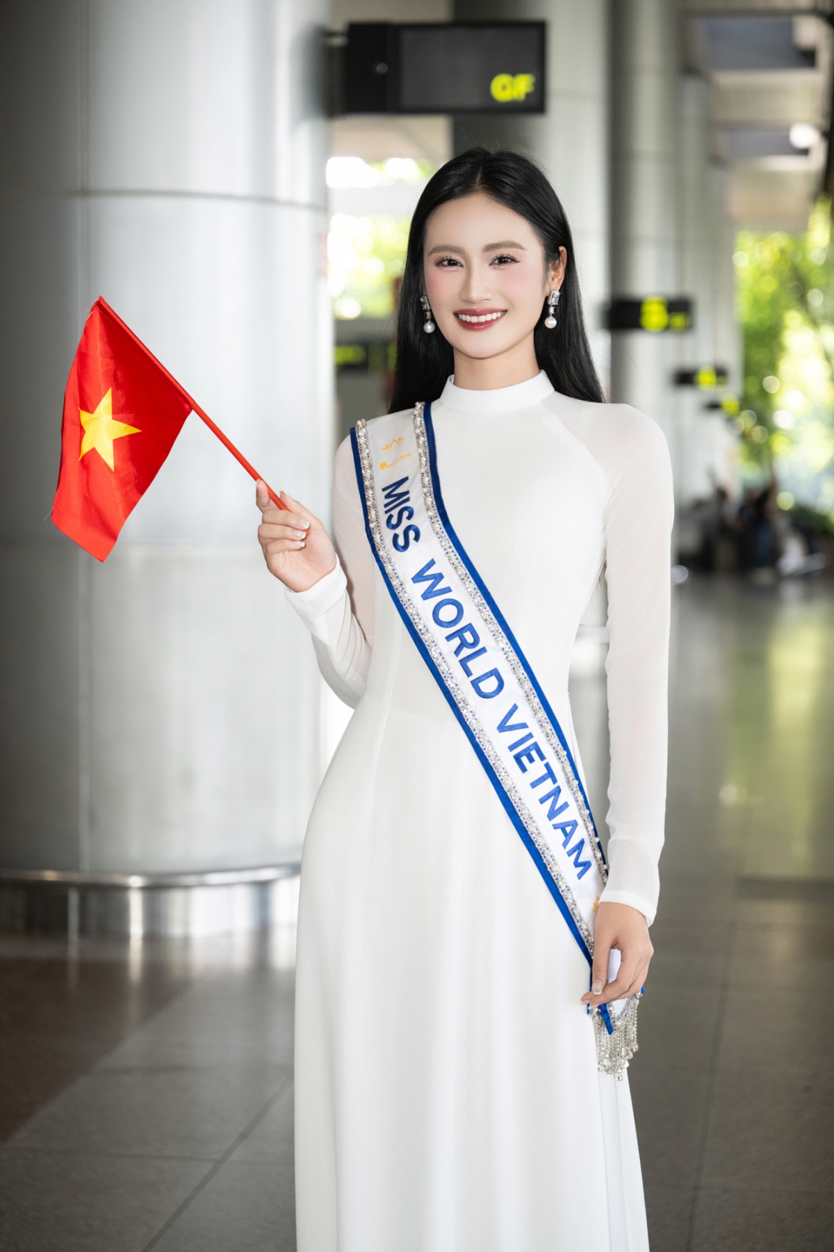 Ý Nhi rạng rỡ về nước trong tà áo dài trắng
