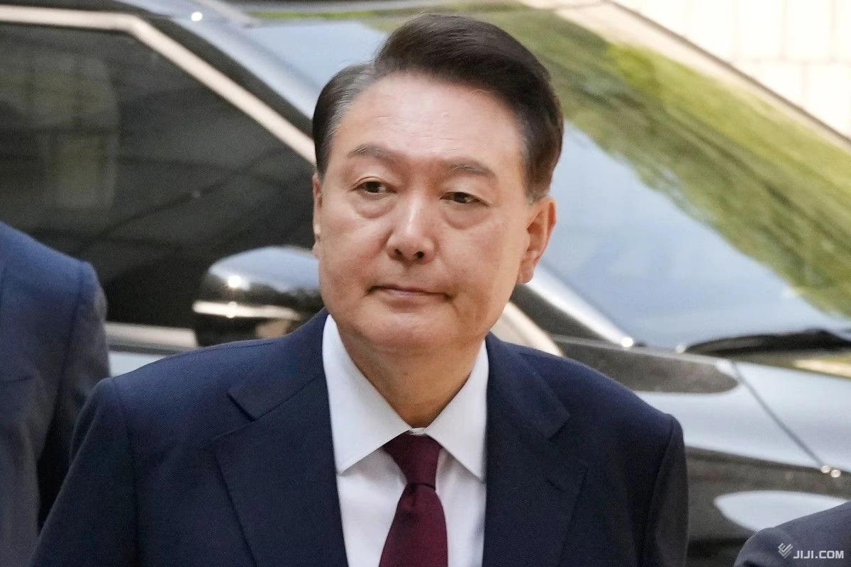 Cựu Tổng thống Yoon Suk Yeol đến hầu tòa. (Ảnh: Jiji Press)
