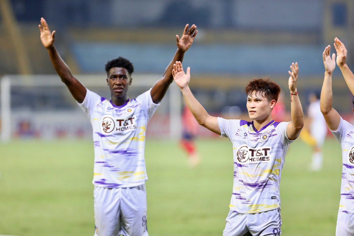 Hà Nội FC nhận giải Nhì trên sân Quy Nhơn (Ảnh: BTC).