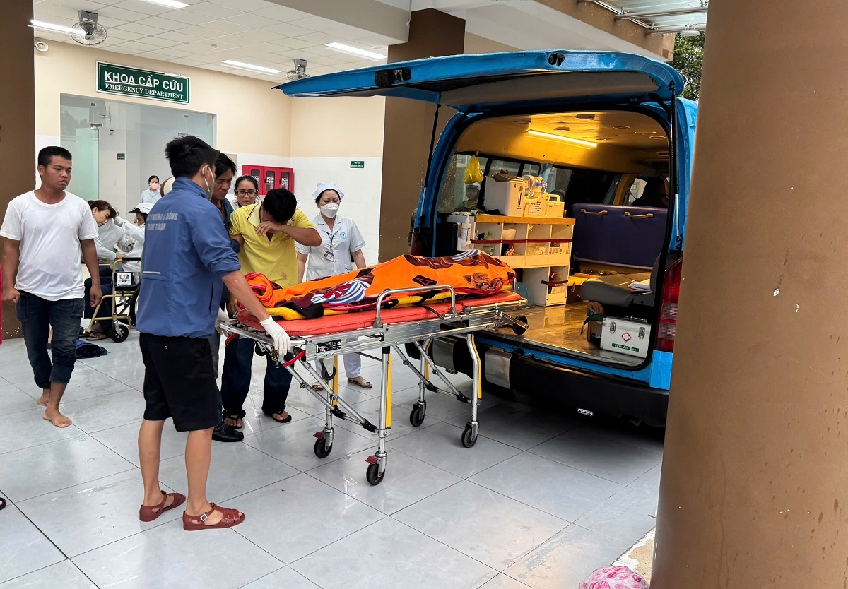 Nạn nhân được đưa vào bệnh viện cấp cứu nhưng đã tử vong. Ảnh: D.T