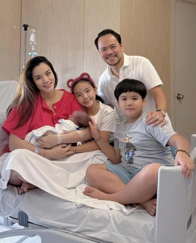 Diễn viên Trang Nhung cho biết vợ chồng cô vừa đón con thứ ba là một bé trai kháu khỉnh nặng 3,8 kg. Hiện sức khỏe của Trang Nhung và con trai ổn định.