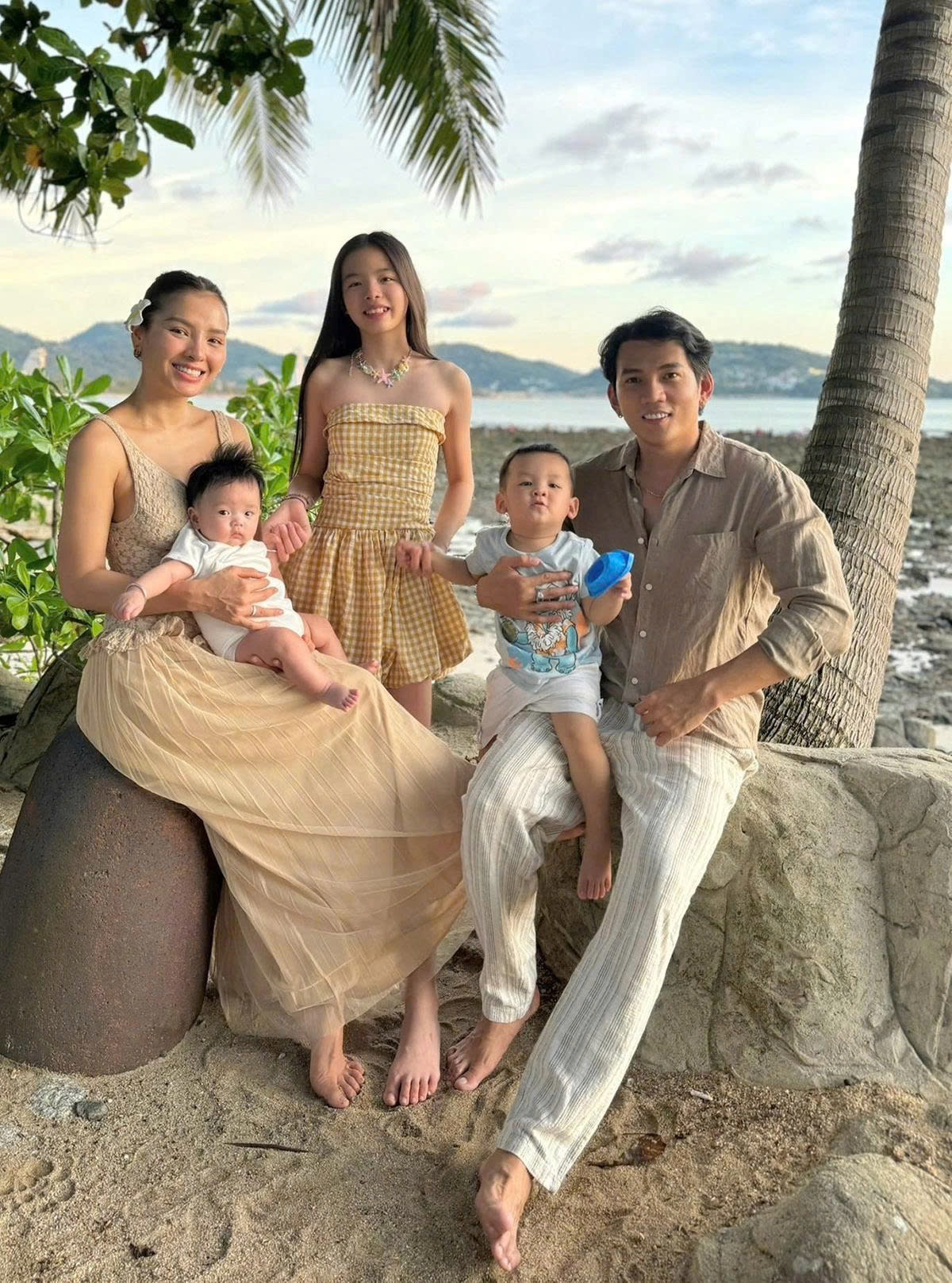 Vợ chồng Phương Trinh Jolie đưa ba nhóc tỳ đi biển Phuket, Thái Lan chơi.