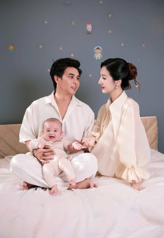 Hồ Quang Hiếu hạnh phúc bên bà xã kém 17 tuổi và con. "Thích nhất chính là gia đình và niềm vui của những người thân yêu", anh viết.
