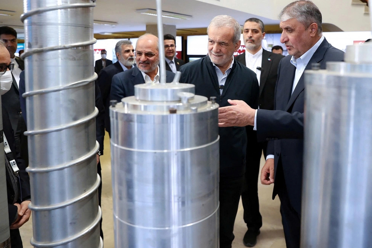 Tổng thống Iran Masoud Pezeshkian (thứ 2 từ phải sang) và người đứng đầu Tổ chức Năng lượng Nguyên tử Iran Mohammad Eslami (phải) trong "Ngày Công nghệ hạt nhân quốc gia" tại Tehran. Ảnh: AFP