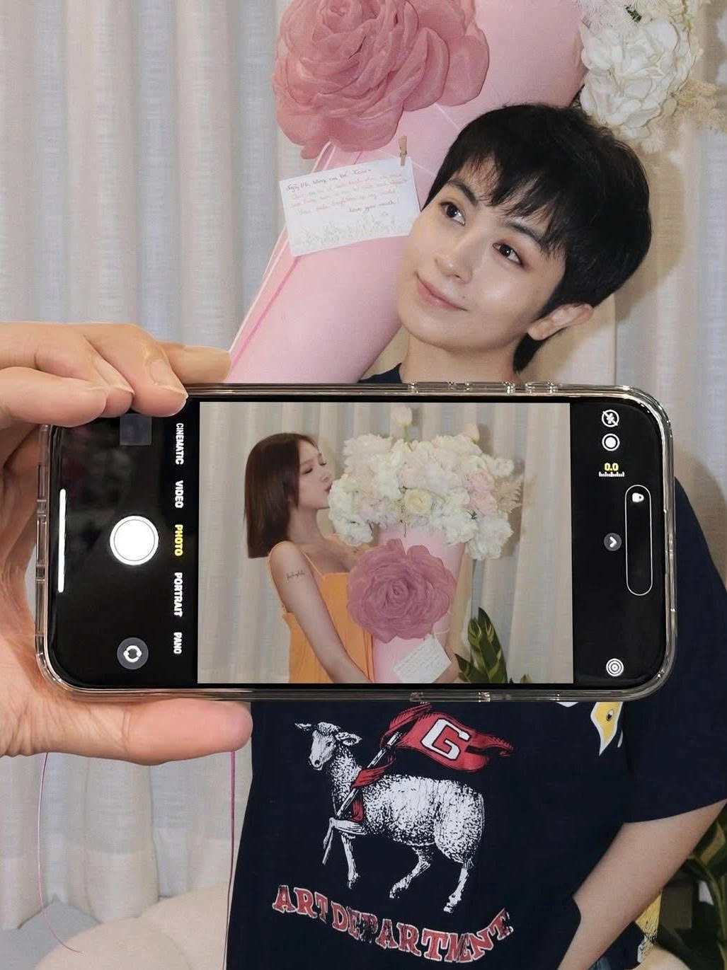 Xoài Non khoe được Gil Lê tặng bó hoa khổng lồ. Nhan sắc trong trẻo, ngọt ngào của Xoài Non với mái tóc ngắn nhận nhiều lời khen từ khán giả.