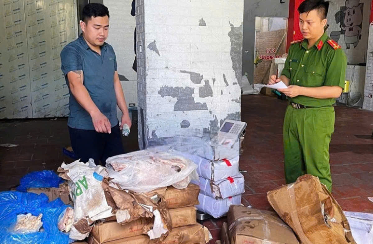 Lực lượng chức năng phát hiện gần 100kg thịt gà, thịt vai lợn đông lạnh, không có hóa đơn