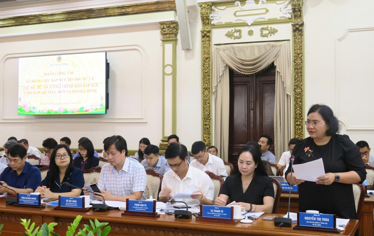 Các đại biểu tham gia góp ý kiến tại buổi làm việc