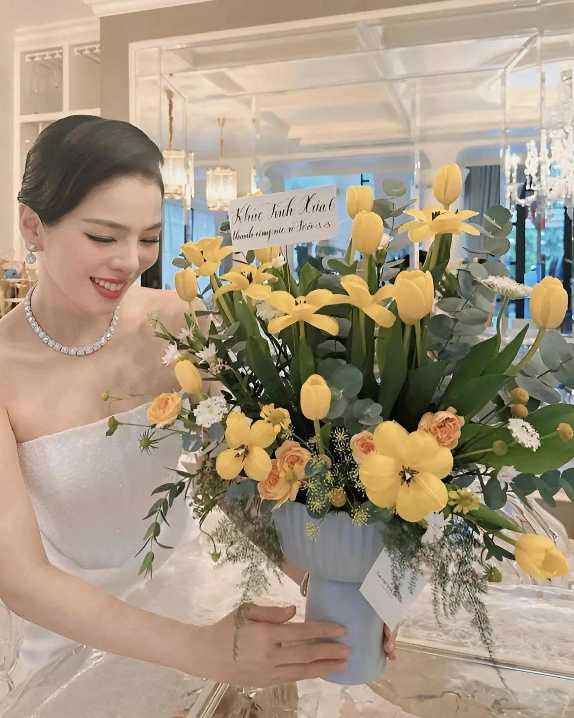 Lệ Quyên cho biết Lâm Bảo Châu vì bận đóng phim nên không đến chúc mừng cô ra album mới. Tuy nhiên nam diễn viên không quên gửi hoa tặng bạn gái.