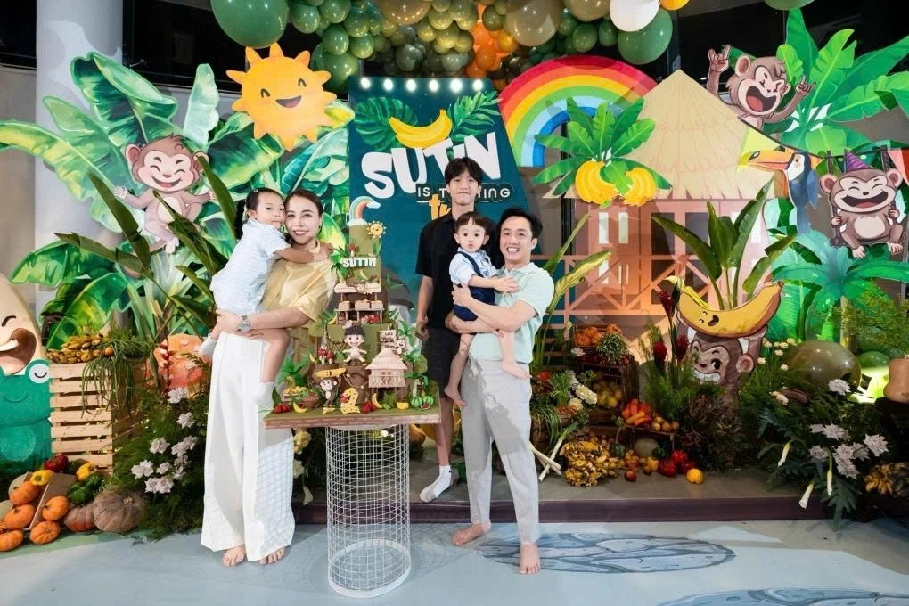Subeo, con trai Cường Đôla và vợ cũ - ca sĩ Hồ Ngọc Hà - ra dáng thanh niên tại tiệc sinh nhật của em trai Sutin. (Nguồn: FBNV)