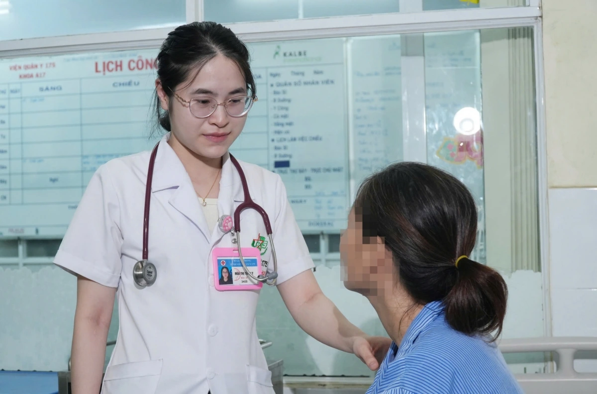 BS Mai Thị Thu Ly thăm khám và điều trị cho bệnh nhân