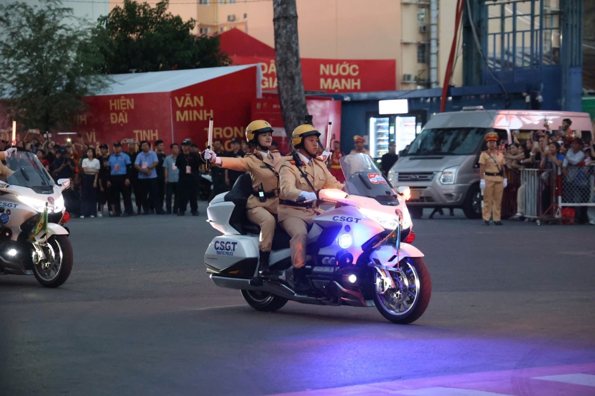 Màn biểu diễn điều khiển dàn siêu mô tô của cán bộ chiến sĩ Cảnh sát Giao thông - Công an TP.HCM trong tiếng reo hò, vỗ tay tán thưởng từ khán giả.
