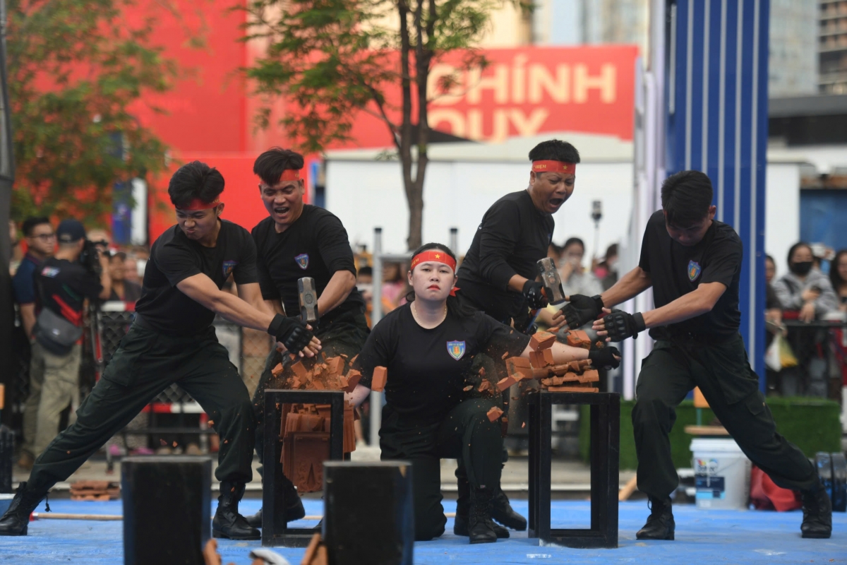 Các chiến sĩ thể hiện bản lĩnh, tinh thần thép qua màn trình diễn võ thuật, khí công điêu luyện.