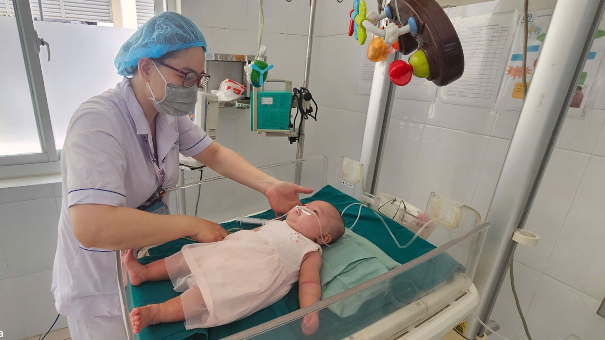 Bé gái được điều dưỡng chăm sóc