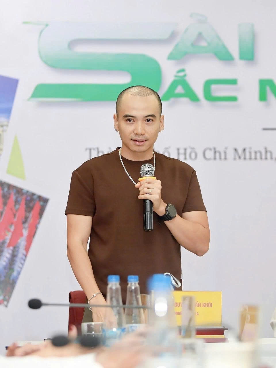 Tuấn Khôi - chồng Hoa hậu H'Hen Niê lần đầu anh không đội mũ đi sự kiện sau một tháng cấy tóc. Trước đó, anh luôn sử dụng phụ kiện này do tự ti ngoại hình.
