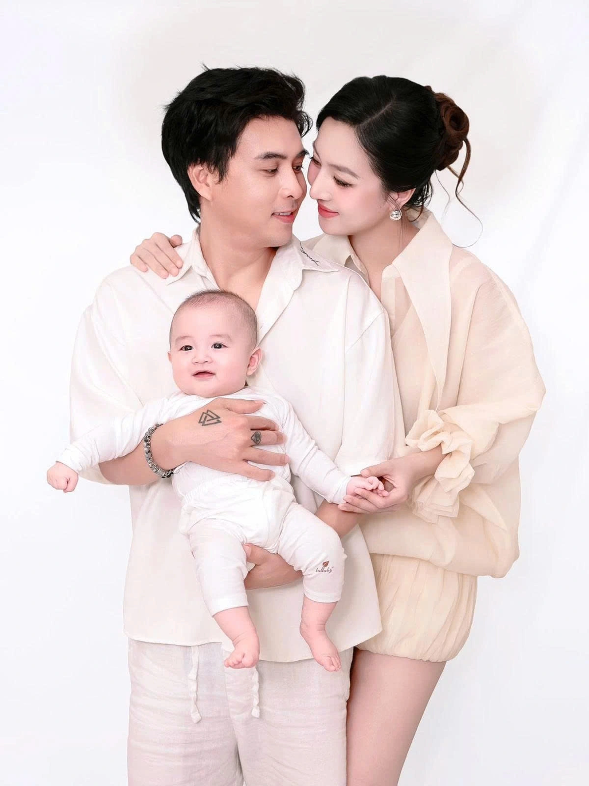 Bà xã ca sĩ Hồ Quang Hiếu cảm thấy gia đình nhỏ luôn ấm áp dù mọi thứ xung quanh ra sao.