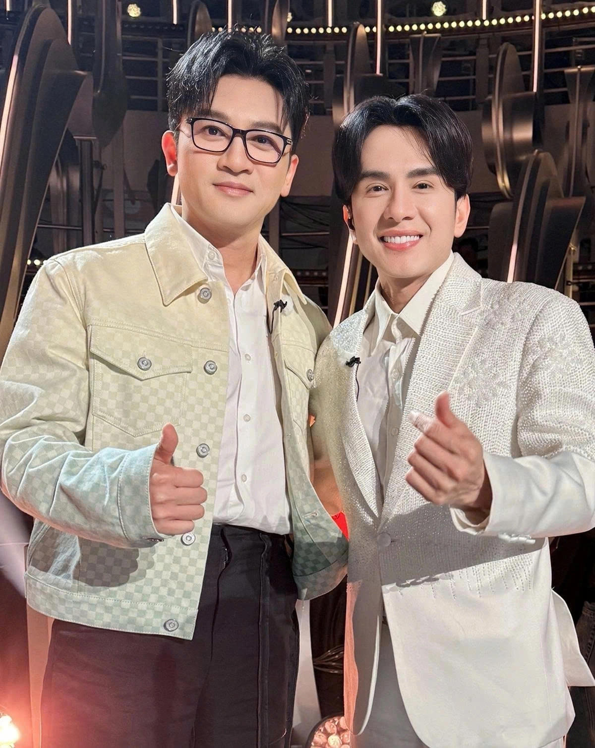 Đan Trường hội ngộ diễn viên Tô Hữu Bằng khi cả hai cùng làm giám khảo chương trình “Sing!Asia'. (Nguồn: FBNV)