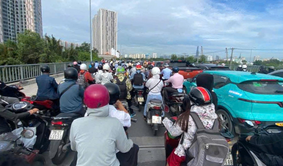 Dòng phương tiện di chuyển khó khăn trên đường song hành (ảnh ĐT)
