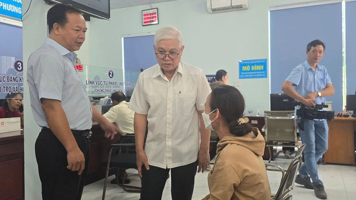 Ông Nguyễn Văn Lợi (áo trắng) - Bí thư Tỉnh ủy Bình Dương kiểm tra việc vận hành thử trung tâm hành chính ở phường Bình Dương