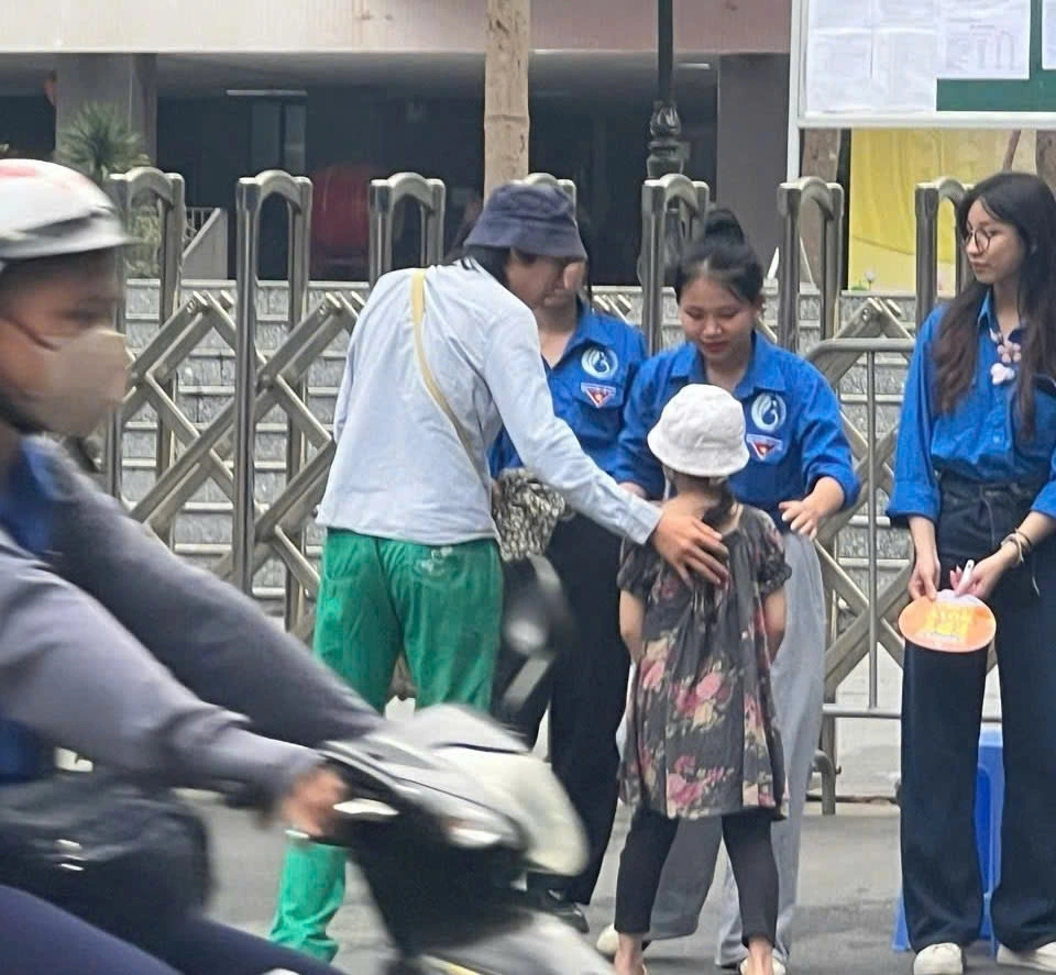 Mẹ các em đi làm ca đêm, không kịp về để đưa con đi thi.