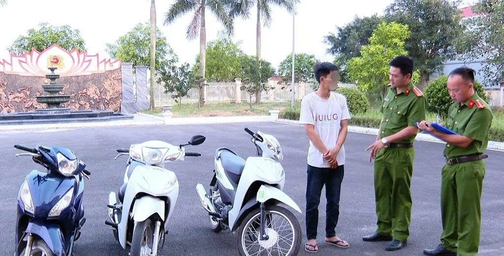 Đối tượng Bùi Ngọc Thao cùng tang vật (Ảnh: Công an Ninh Bình cung cấp)