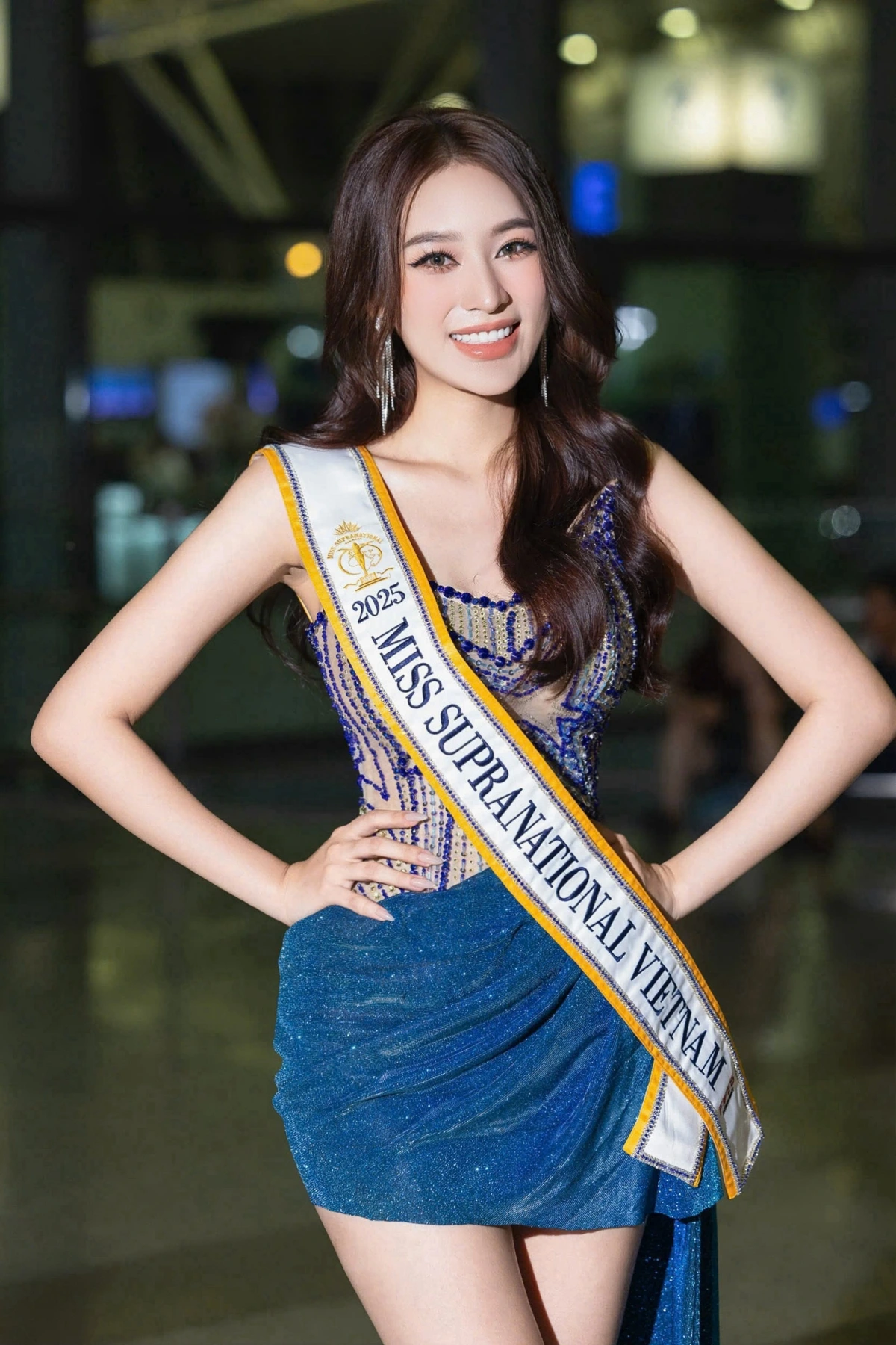 Tại sân bay khởi hành đi Miss Supranational (Hoa hậu Siêu quốc gia) 2025, Hoa hậu Võ Cao Kỳ Duyên thu hút với phong cách thời trang sang chảnh và thanh lịch. Trong lần sang châu Âu này, Hoa hậu Kỳ Duyên mang theo hơn 100kg hành lý, bao gồm bộ trang phục kèm phụ kiện đến từ các nhà thiết kế nổi tiếng. Không chỉ có váy áo lộng lẫy, nàng hậu còn chu đáo chuẩn bị những món quà mang đậm dấu ấn văn hóa Việt Nam để gửi tặng cho bạn bè quốc tế.