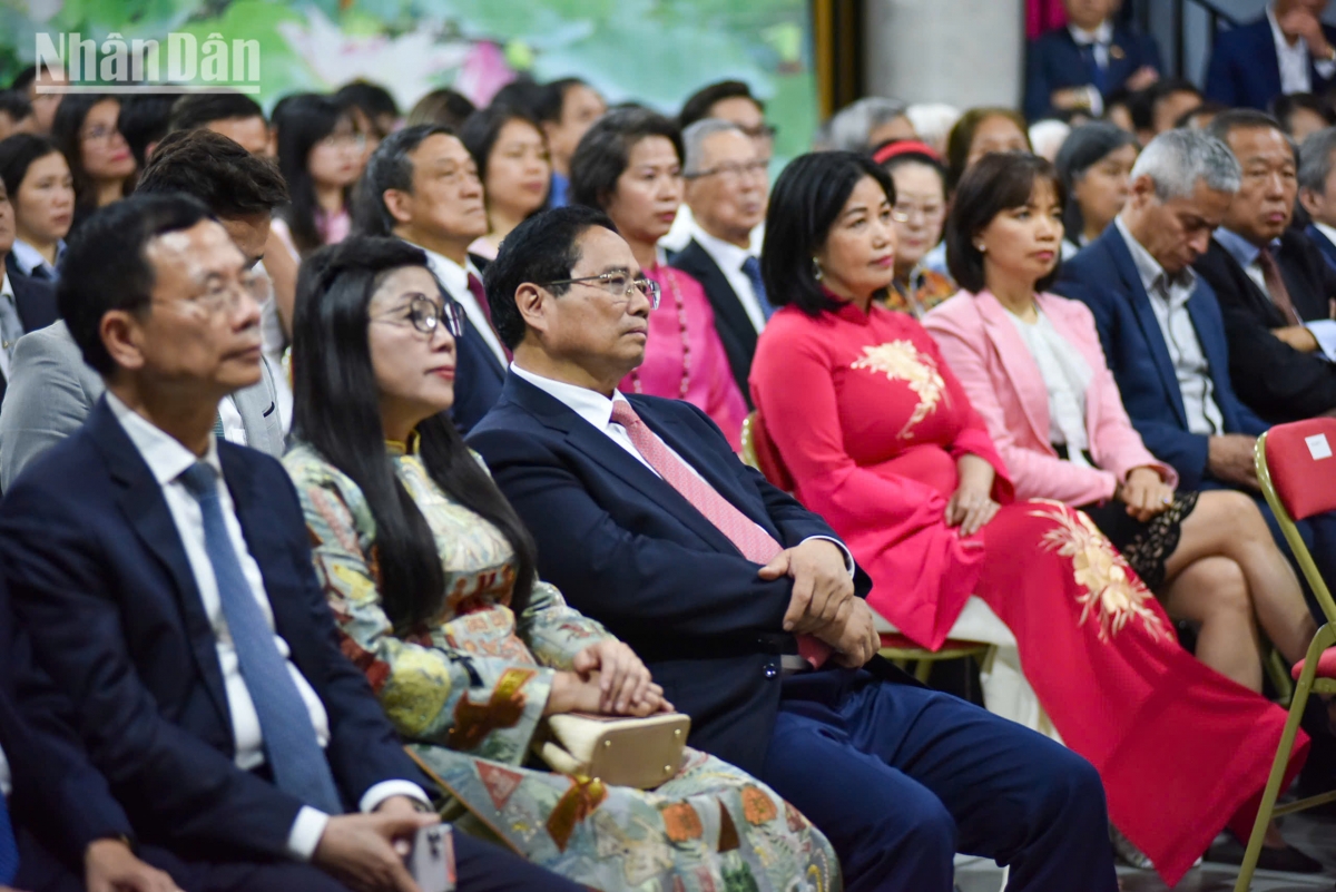 Thủ tướng Chính phủ Phạm Minh Chính và Phu nhân tại buổi gặp gỡ đại diện cộng đồng người Việt Nam tại Pháp cùng các cán bộ, nhân viên các cơ quan đại diện Việt Nam tại Pháp.