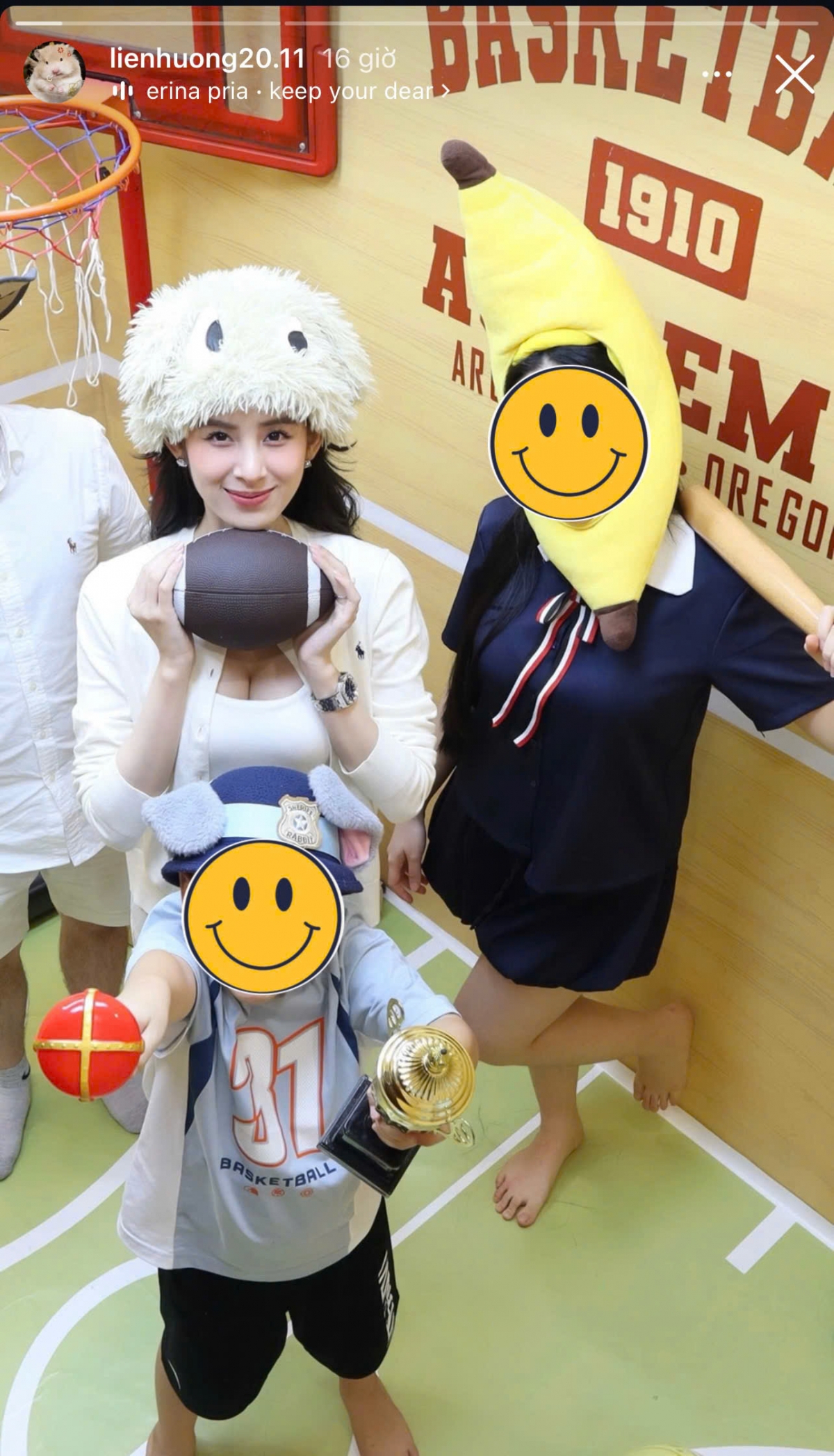 Sau khi làm dâu nhà hào môn, Hương Liên mới đây đã đăng tải hình ảnh mới trên Instagram có 166K người theo dõi. Người đẹp sinh năm 2002 chia sẻ khoảnh khắc đi chơi vui vẻ bên người thân. Nhan sắc của Hương Liên nhận được cơn mưa lời khen ngợi từ netizen.