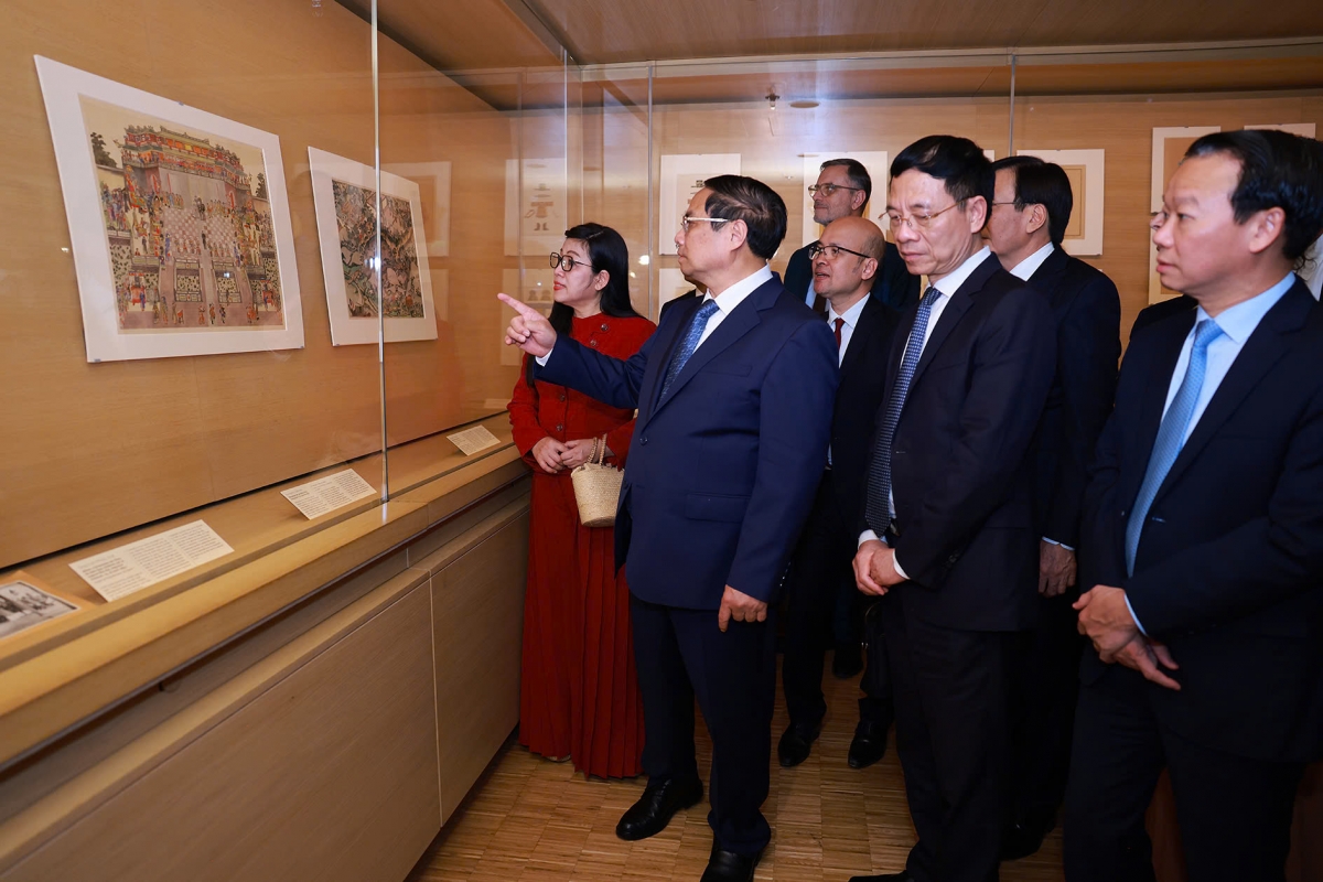 Thủ tướng Phạm Minh Chính và Phu nhân tham quan Bảo tàng Quai Branly - Jacques Chirac (Ảnh: TTXVN).